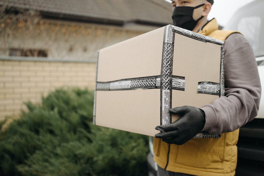 How same-day couriers work: the process from pickup to delivery, courier driver holding a box